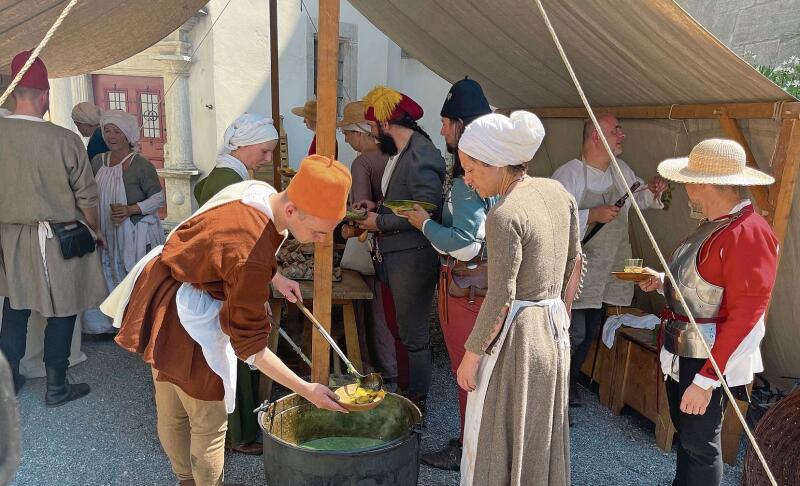 Schnelles Mittagessen: Essensausgabe im Zelt. Foto: Andreas Walker
