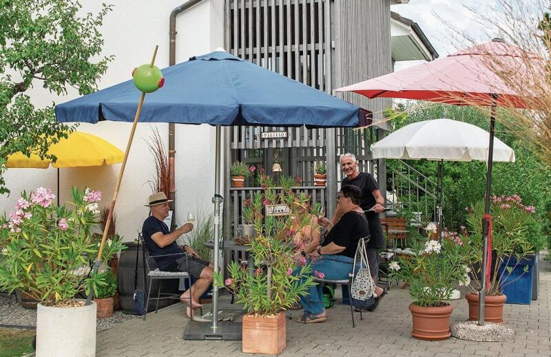 Besenbeiz ist geöffnet: Sind der Besen und der Zahnstocher am Strassenrand aufgesetzt, ist das Palillo offen. Foto: Peter Winkelmann