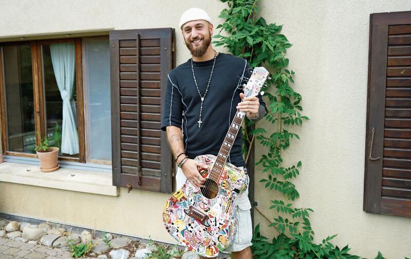 Singt am liebsten gefühlvolle Balladen: Musiker Umberto Gentile aus Staufen. Foto: Romi Schmid
