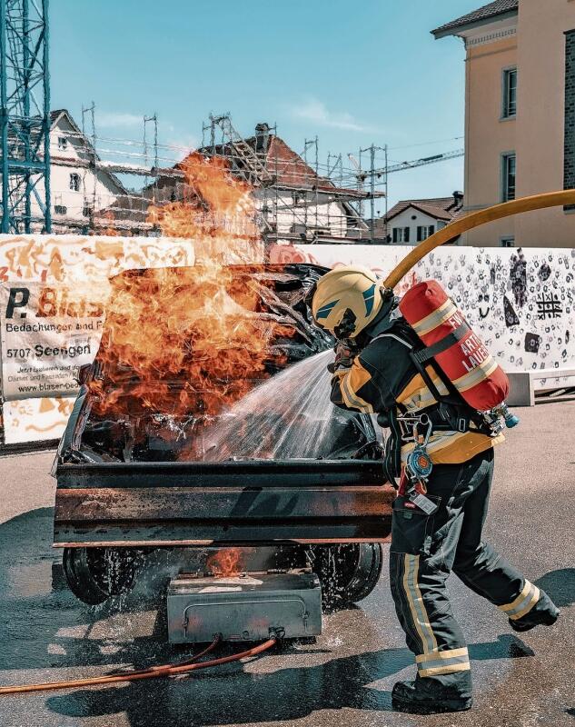 Schwierige Aufgabe: Zwei Personen und eine Gasflasche fanden die Teilnehmenden in diesem brennenden Auto. Foto: zvg
