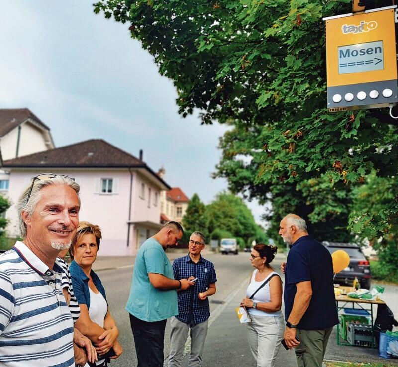 Bevölkerung informiert: Fahrwangens Gemeindeammann Patrick Fischer bei der Taxito-Haltestelle an der Aescherstrasse. Foto: Fritz Thut
