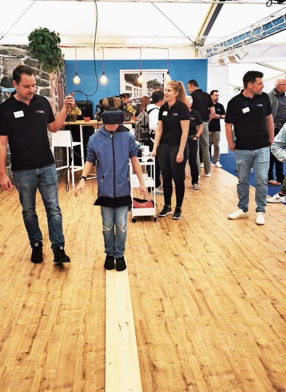 Mutig über der Stadt schweben: Mit der Virtual-Reality-Brille am SWL-Stand. Foto: Fritz Thut
