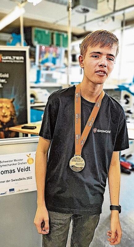 Schweizer Meister: Polymechaniker Thomas Veidt hat an den Swissskills Gold als Dreher gewonnen. Foto: Fritz Thut