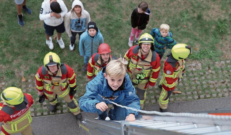 Früh übt sich: Die Feuerwehr-Hauptübung lud zum Mitmachen ein. Foto: zvg
