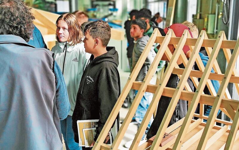 Gast auf dem BSL-Campus: Holzbau Schweiz Sektion Aargau zeigte die Berufsbilder Zimmermann/Zimmerin. Foto: Fritz Thut
