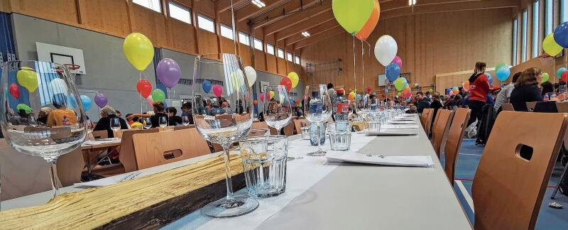 Hell und freundlich: Blick in die neue Dürrenäscher Mehrzweckhalle während des Tags der offenen Türe. Foto: Fritz Thut
