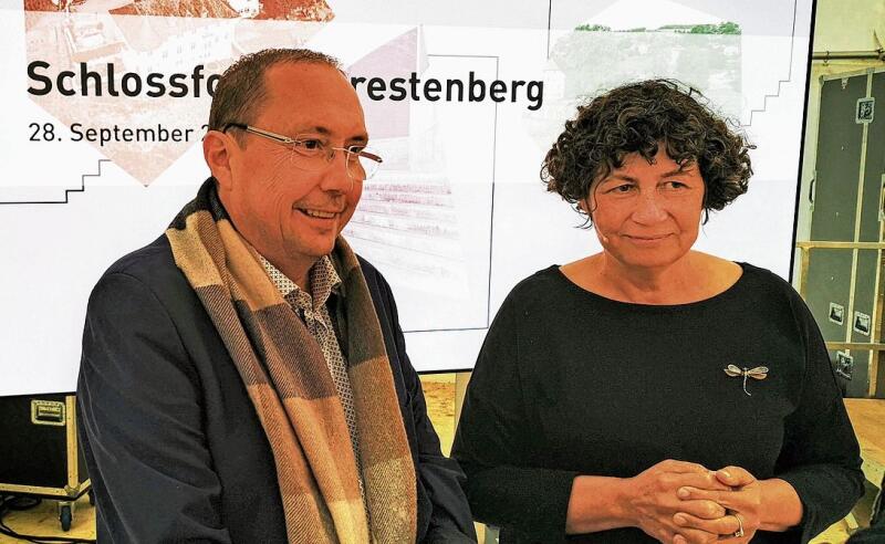 Im Gespräch: Der Seenger Gemeindeammann Jörg Bruder und Bettina Stefanini, Präsidentin des Stiftungsrates der Stiftung für Kunst, Kultur und Geschichte. Foto: Fritz Thut