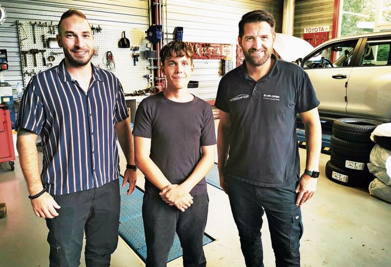 Schule, Schüler, Betrieb: Sam Häusermann von der Regionalschule Lenzburg, SchülerJavier und Werkstattchef Elvir Civric von der Südwestgarage finden «Lift» eine gute Sache. Foto: Fritz Thut