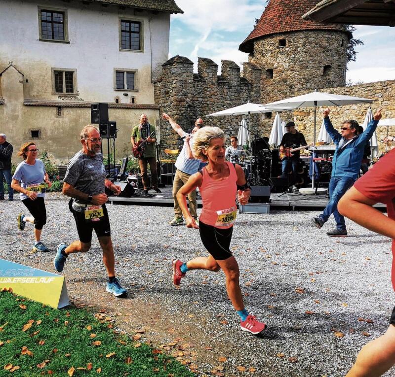 Lockere Stimmung: Im Schloss Hallwyl heizte die Band azTon die Stimmung an. Foto: Fritz Thut