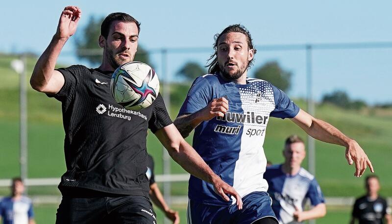 Das letzte Aufeinandertreffen: Das Derby am Ende der letzten Saison, welches «Sarmi» mit 3:2 gewann, hier Fabio Ferrara (FC Lenzburg) gegen Raniero Schmidli (FC Sarmenstorf). Foto: Claudio Thoma
