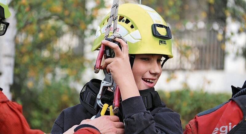 Tiefenrettung: Die Absturzsicherungsgruppe konnte einen Jungen sicher bergen. Foto: Romi Schmid
