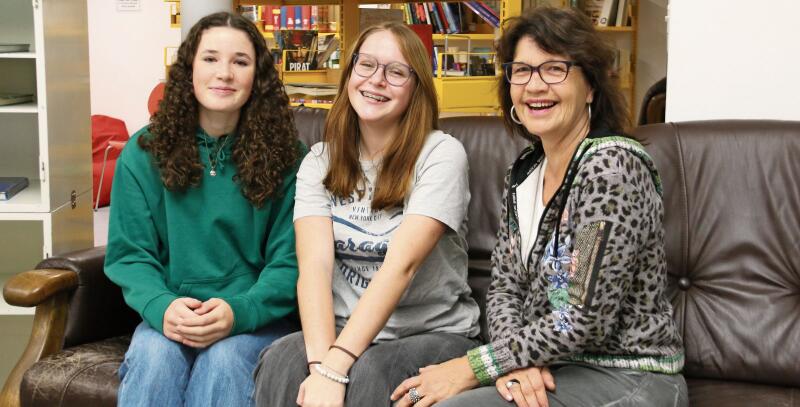 Setzen sich für kostenlose Hygieneprodukte ein: Anouk Borer (links), Lou Mosimann und Fachlehrerin Regula Thomas. Foto: Romi Schmid
