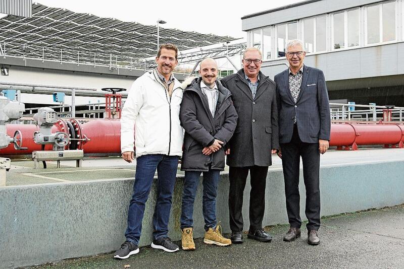 Luden zur Vernissage ein: Betriebsleiter Roman Bieri, Künstler Cyrill Jäggi, Geschäftsführer Markus Blättler und Daniel Mosimann, Präsident Abwasserverband Region Lenzburg. Foto: Romi Schmid