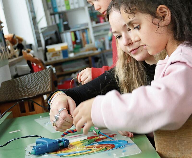 Gemeinsam geht’s besser: Klassenlehrerin Alina Eichenberger hilft einer Schülerin. Foto: Romi Schmid
