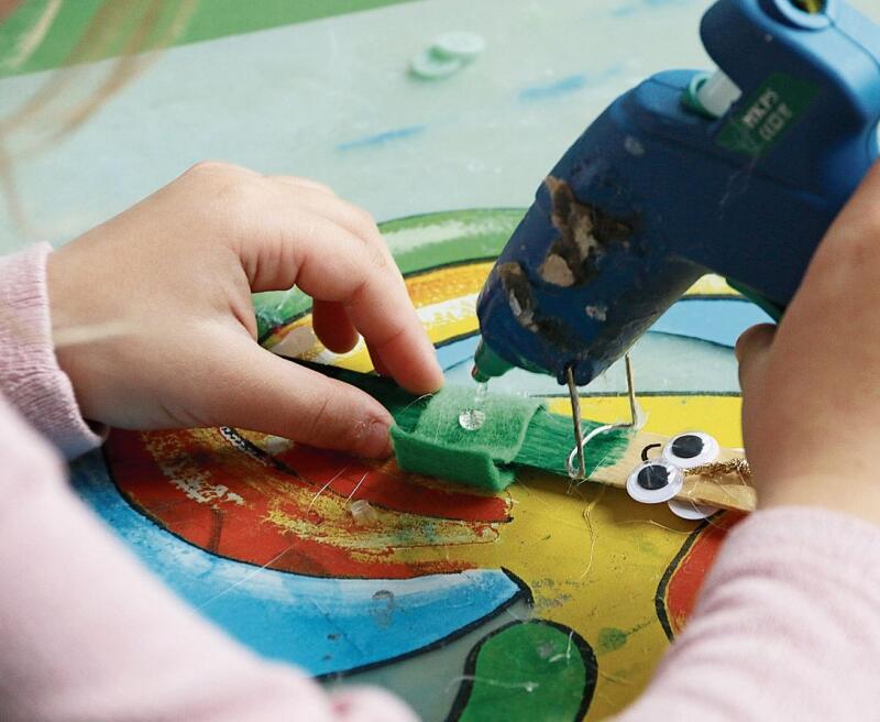 Für viele Kinder eine Premiere: Das Basteln mit einer Heissklebepistole.  Foto: Romi Schmid
