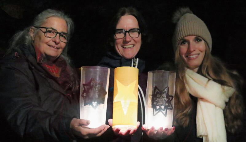 Die Köpfe hinter dem Lichterweg: Myriam Schläpfer (links) und Ruby Häusermann aus der Gesellschaftskommission mit Stadträtin Beatrice Taubert (Mitte). Foto: Romi Schmid