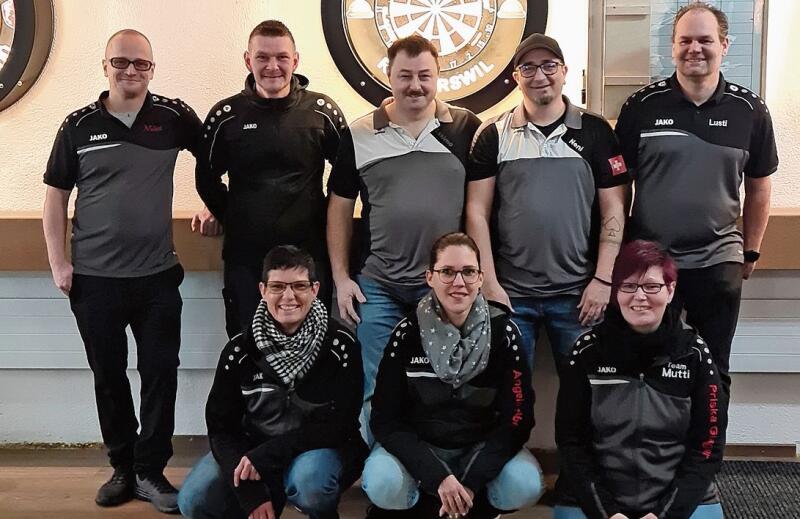 Sie sind die Gesichter des Dart-Clubs Schindelihüüü: Stehend Marcel Gugger, Daniel Burkhardt, Martin Gugger, Nenad Arandjelovic, René Lustenberger; kniend Petra Aregger, Angela Huber, Priska Gugger. Foto: zvg
