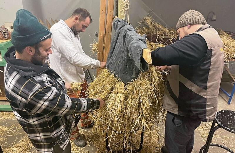 Braucht rund 40 Stunden Arbeit: Das Kleid des Straumaa wird angefertigt.Foto: Andreas Walker

