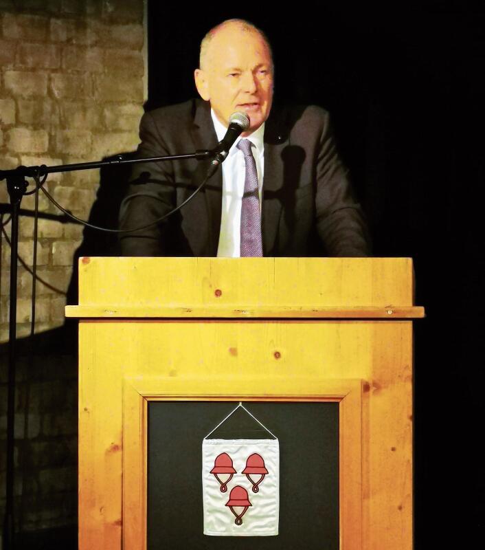 Freut sich über volle Züge: Regierungsrat Stephan Attiger in Seon. Foto: Fritz Thut