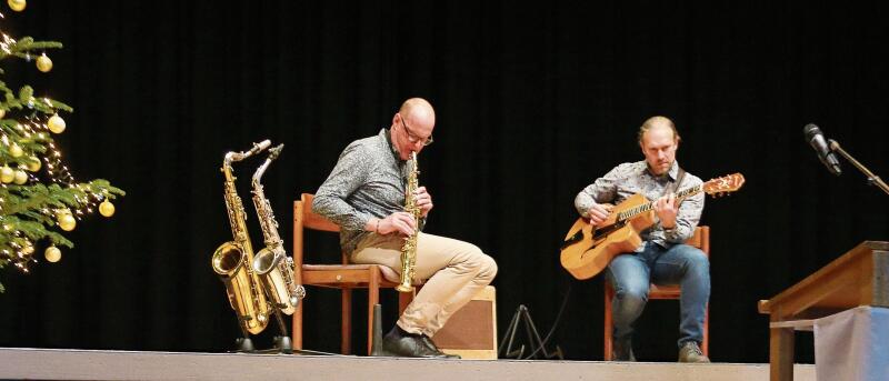 Heizte dem Publikum mit groovigen Songs ein: Das Aargauer Duo Harter &amp; Locher. Foto: Romi Schmid