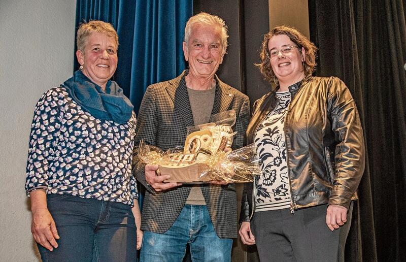 Sechs Jahre Präsident der RTB: Roger Cavegn wurde mit einem kleinen Präsent von Jeanine Glarner (rechts) und Brigitte Becker-Steimen verabschiedet. Foto: Peter Winkelmann
