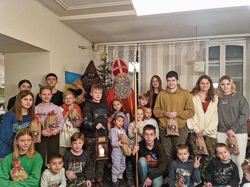 Ein Stück Normalität: Der Samichlaus besuchte die ukrainischen Flüchtlinge im Dezember. Foto: zvg