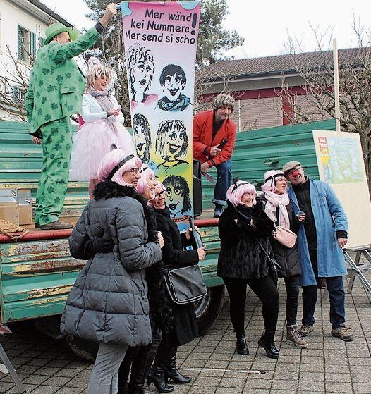 An einem Apéro: Standortauslosung der Sarmenstorfer Fasnachtsfahnen.  
