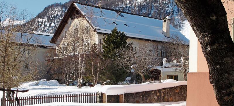 Wunderschön gelegen: Das Ferienhaus der Stadt Lenzburg in der Oberengadiner Zentrumsgemeinde Samedan im Winter. Archivfoto: Fritz Thut
