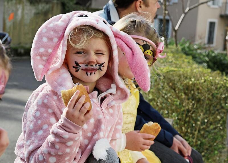 Süsses Zvieri: Nach dem Umzug gab es für alle Kinder eine kleine Stärkung. Foto: Romi Schmid
