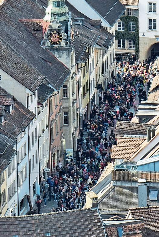 Volle Gassen am Fasnachtsumzug. Foto: Romi Schmid
