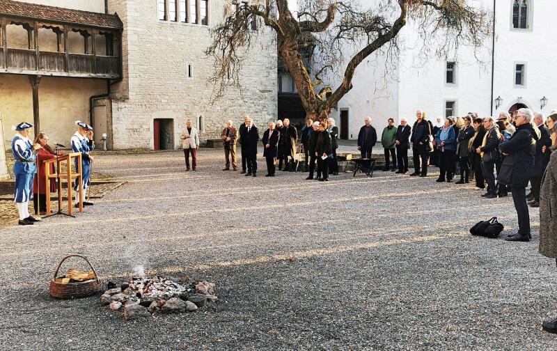 Feierlicher Rahmen: Die Teilnehmer am Festakt 850 Jahre Kaiser Barbarossa lauschen im Schlosshof Angela Dettling. Foto: Fritz Thut
