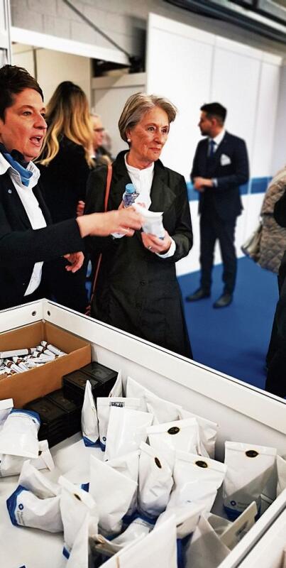 Praliné oder Zigarren? Traditionelle Frage beim Zugang zur «Hypi»-GV. Foto: Fritz Thut