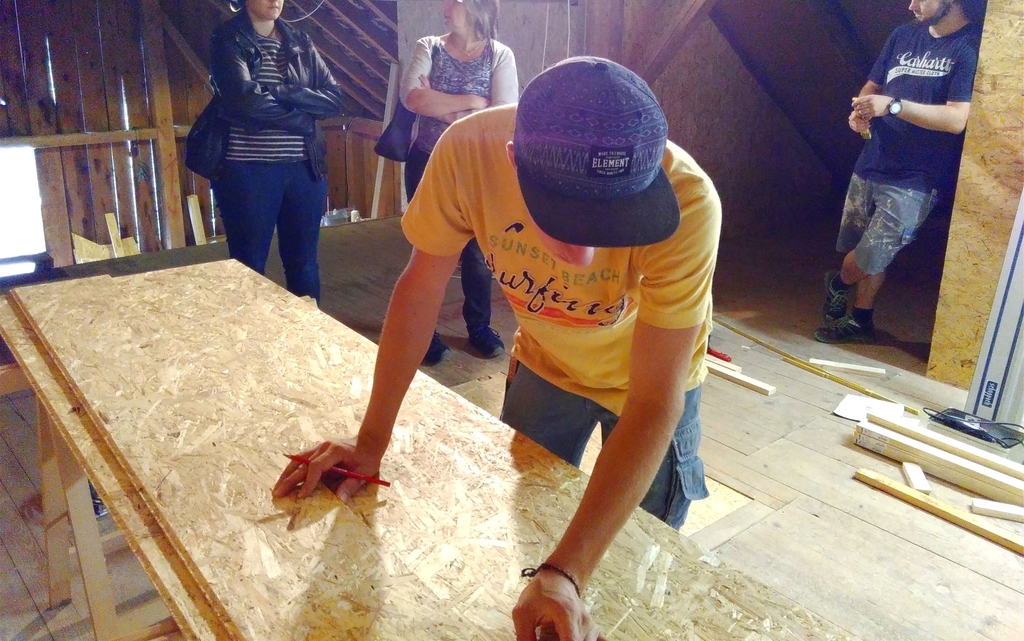 Holzarbeit ist Massarbeit: Beim Aufbau von «Auf nach Bethlehem». (zvg) Holzarbeit ist Massarbeit: Beim Aufbau von «Auf nach Bethlehem». (zvg)
