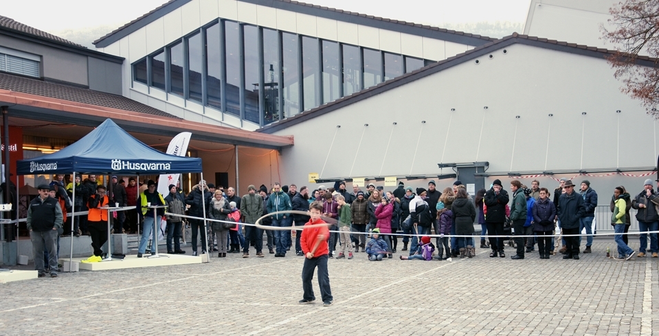 Die Zuschauer trotzten dem kalten Wetter und bestaunten die Chlöpferinnen und Chlöpfer, wie hier Ivo Ribic aus Rupperswil-Auenstein. Fotos: PWi
