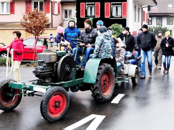 Die Gemeinschaft: Die Niederlenzer Chlöpfer kamen mit einem Oldtimer-Traktor und zu Fuss ins Nachbardorf. (Foto: Marco Eberhard)

