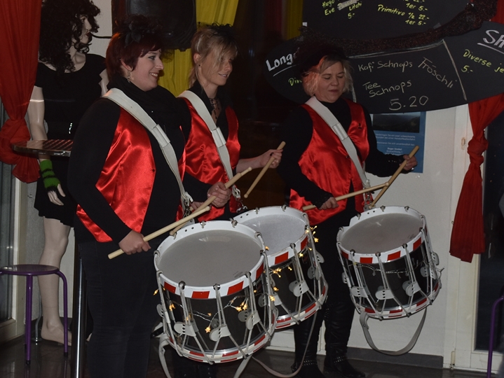 Tambourinnen: Sorgen für die richtige Stimmung in der Beiz. Tambourinnen: Sorgen für die richtige Stimmung in der Beiz.