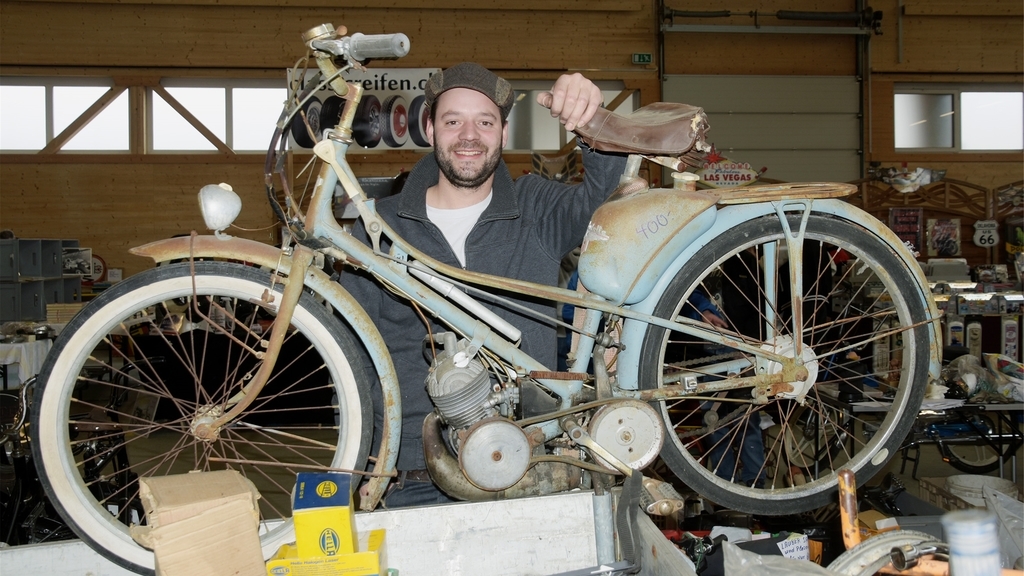 Tauschgeschäft: Diese rostblaue Mobilette verkauft und im Gegenzug eine Kreidler-Florett gekauft hatte Aussteller Daniel Pfister. Fotos: Peter Winkelmann