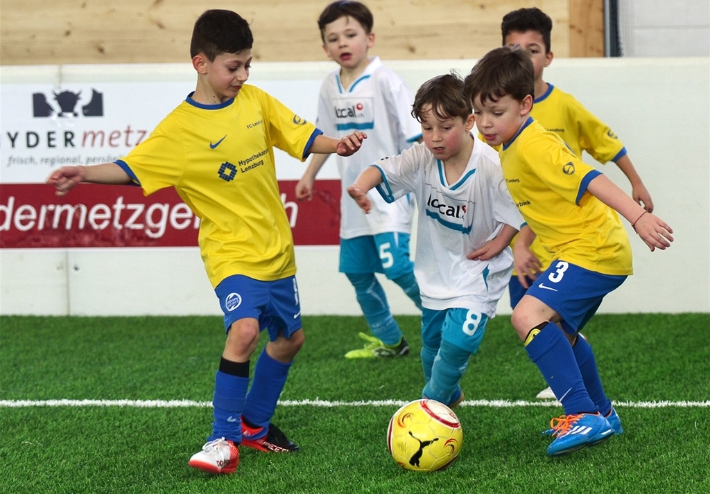 Kampf um den Ball: Die F-Junioren des FC Lenzburg spielten gegen die gleichaltrigen Kollegen vom FC Windisch. Fotos: Peter Winkelmann Kampf um den Ball: Die F-Junioren des FC Lenzburg spielten gegen die gleichaltrigen Kollegen vom FC Windisch. Fotos: Peter Winkelmann