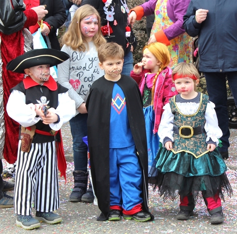 Fasnacht Sarmenstorf: Keiner zu klein, ein echter Fasnächtler zu sein – etwa als Pirat oder als Prinzessin. Fotos: Alexander Studer