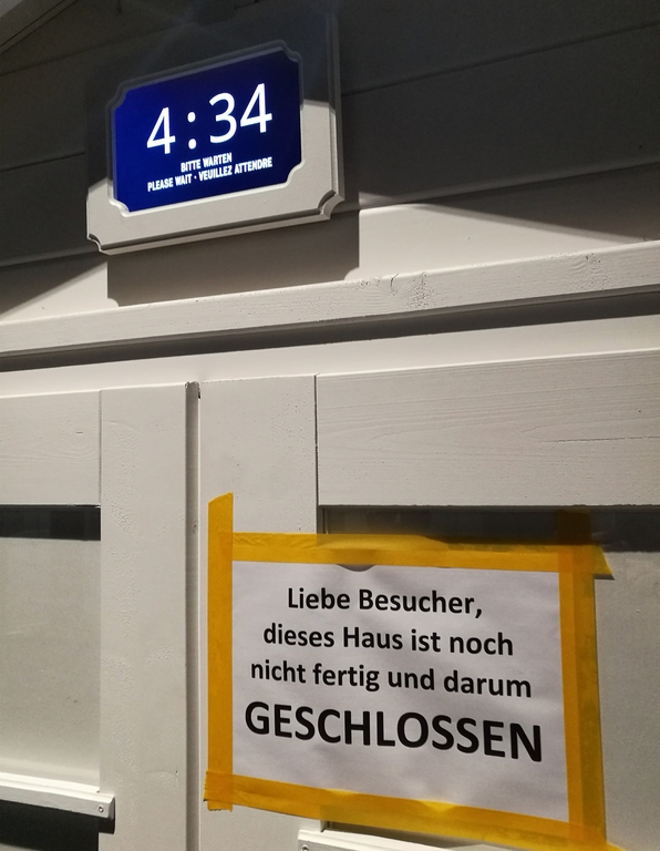 Noch ist nicht alles bereit: Geschlossenes Häuschen in der Ausstellung «Heimat – eine Grenzerfahrung».