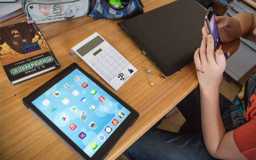 Lehrkräfte setzten sich an der Berufsschule Lenzburg mit dem richtigen Einsatz von digitalen Hilfsmitteln in der Schule auseinander: Schülerpult mit Tablet, Laptop und Smartphone; der Taschenrechner sieht hier schon nostalgisch aus. Foto: Sandra Ardizzone