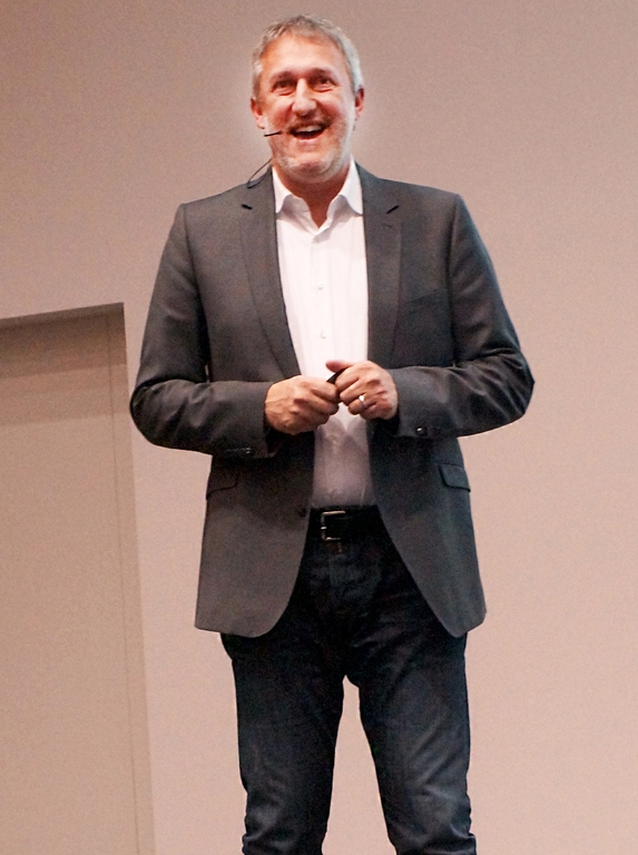 Begeisterte mit einem temporeichen Referat: Pädagogik-Professor Ralph Kugler am Anlass «Sek I trifft Sek II» in Lenzburg. Foto: BSL/Heinz Lüthy
