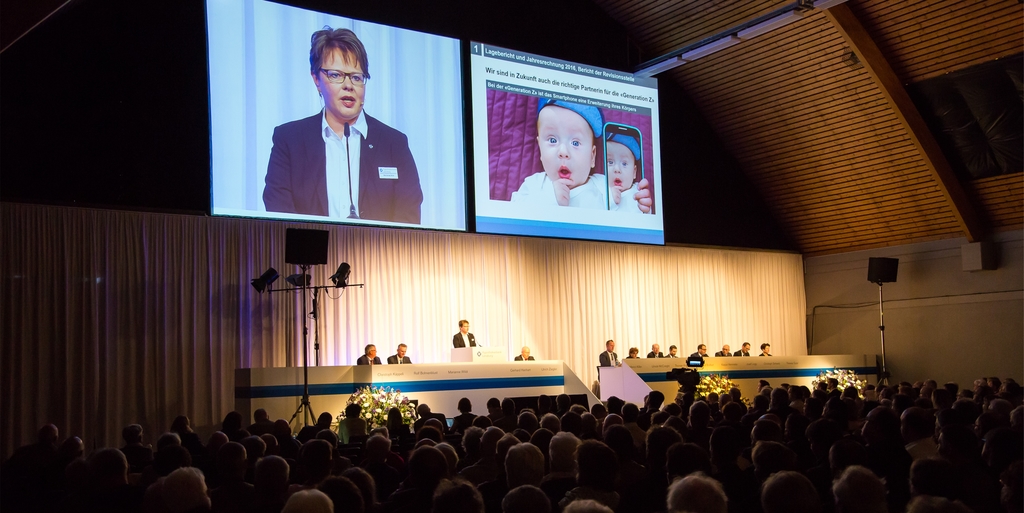 Mit dem Smartphone ist Banking ein Kinderspiel? Hypi-CEO Marianne Wildi während ihrer Ausführungen an der Generalversammlung.Fotos: Fabio Baranzini
