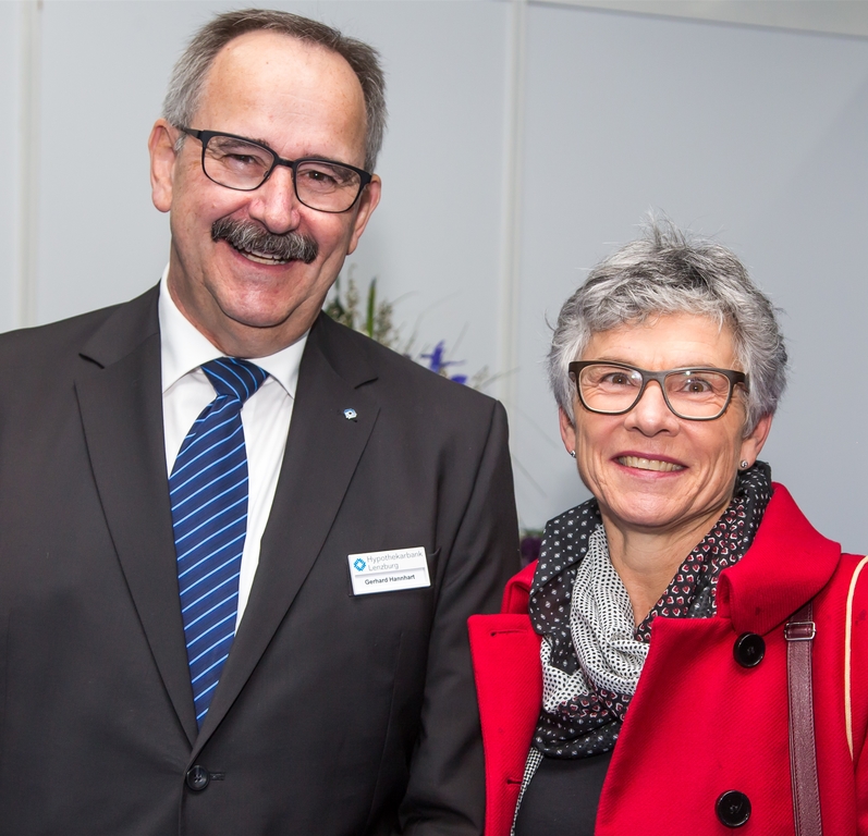 Zusicherung von weiteren Steuereinnahmen: Hypi-Verwaltungsratspräsident Gerhard Hanhart und Lenzburgs Vizeammann und Finanzdirektorin Franziska Möhl.
