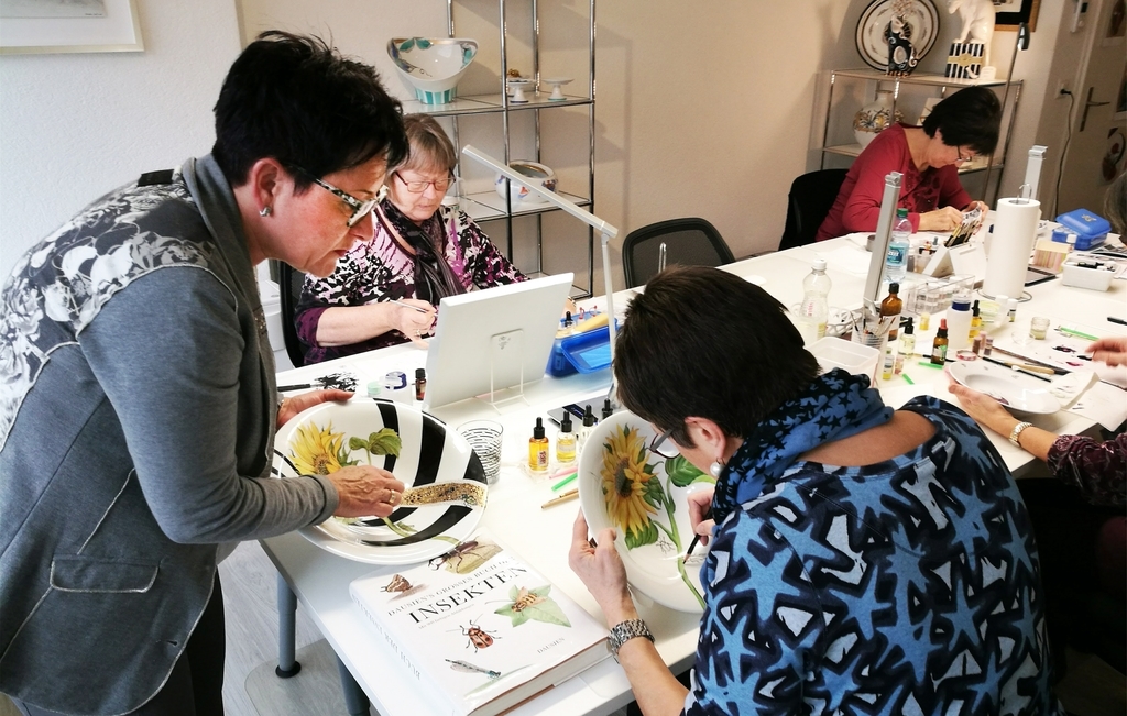 Anleitung zum kreativen Malen: Charlotte Graf instruiert in ihrem Porzellan-Malatelier am Lenzburger Sandweg Schülerinnen.Foto: Fritz Thut