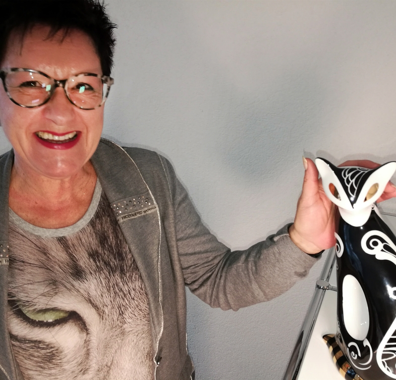 Moderne Trends: Charlotte Graf in ihrem Malatelier mit einer Porzellan-Katze. Foto: Fritz Thut