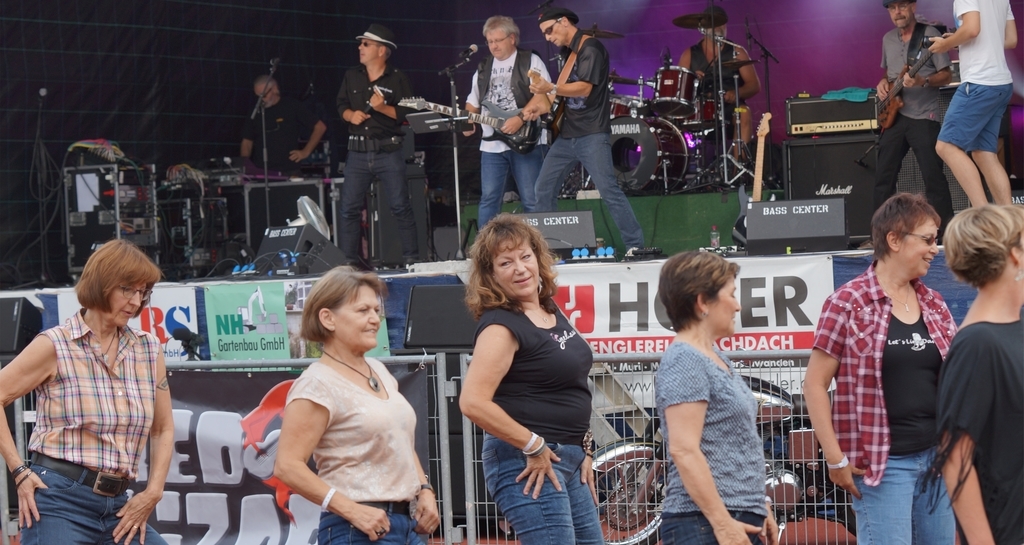 Hochstimmung am «Schützi-Open-Air 2016» auch vor der Bühne: Zuschauer zelebrieren ihren Line Dance.