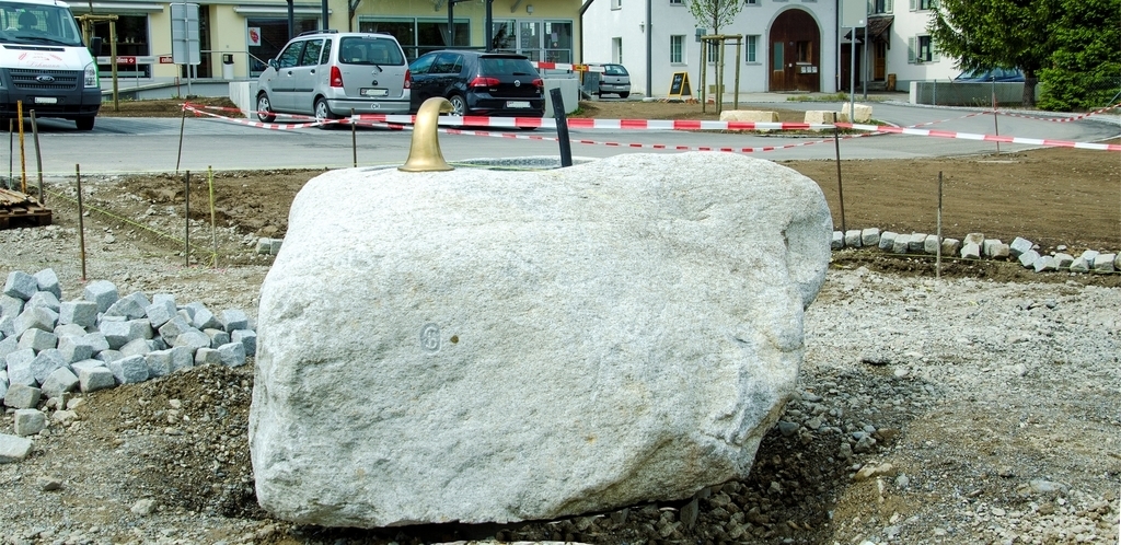 Noch ist der Dorfplatz kahl: Später wird der Brunnen von vier Sitzbänken und sechs Bäumen umgeben sein. Noch ist der Dorfplatz kahl: Später wird der Brunnen von vier Sitzbänken und sechs Bäumen umgeben sein.