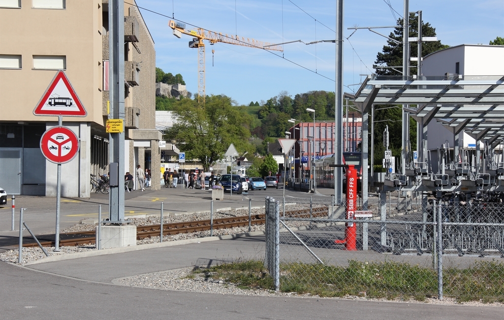 Bahnhofplatz Lenzburg: Sanierung als vordringlichste Aufgabe. Fotos: Alfred Gassmann
