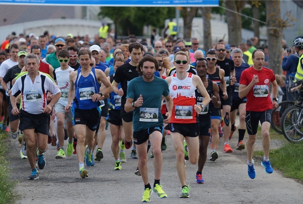 Start zum Hauptlauf: Der spätere Sieger Guta Fikru (rechts, leicht verdeckt) hielt sich noch zurück. Foto: Ruedi Burkart Start zum Hauptlauf: Der spätere Sieger Guta Fikru (rechts, leicht verdeckt) hielt sich noch zurück. Foto: Ruedi Burkart